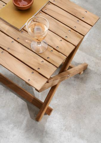 Loungeset för utomhusbruk i teak med 1 BM5868 sidobord och 2 Cuba Outdoor stolar i Sesame från Carl Hansen & Søn - 6 - Jacobsen Plus