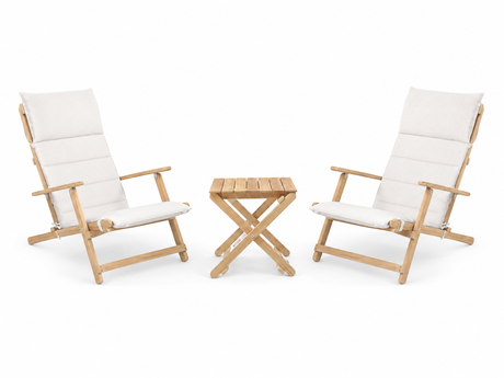 Utomhusloungeset i teak med 1 BM5868 sidobord och 2 BM5568 Däckstolar inkl. dynor från Carl Hansen & Søn - Jacobsen Plus