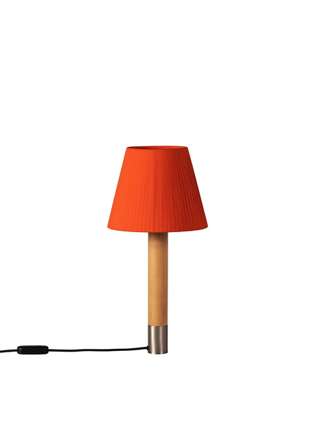 Básica M1 Bordslampa från Santa and Cole - Stitched beige parchment / Brons - Jacobsen Plus