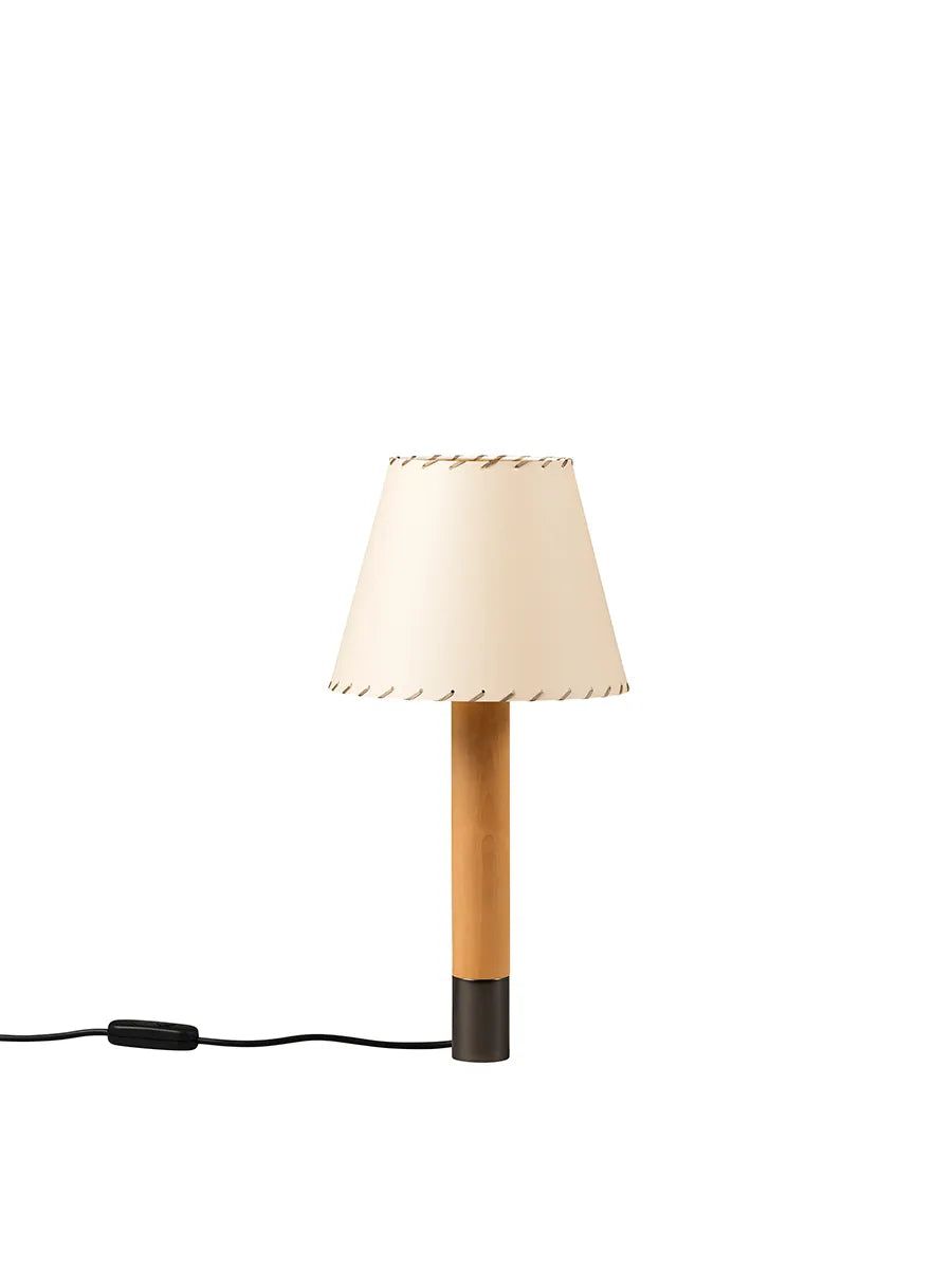 Básica M1 Bordslampa från Santa and Cole - Stitched beige parchment / Brons - Jacobsen Plus
