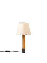 Básica M1 Bordslampa från Santa and Cole - Stitched beige parchment / Brons - Jacobsen Plus