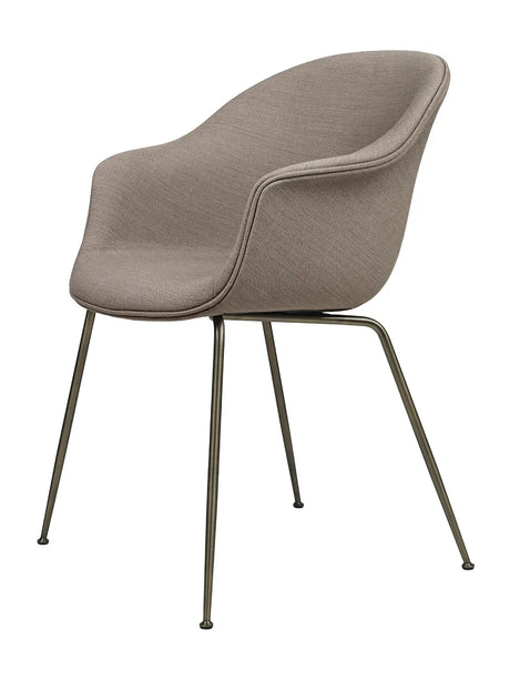 Bat Matstol, helklädd från GUBI - Prisgruppe 1 / Conic base / Black base - Jacobsen Plus
