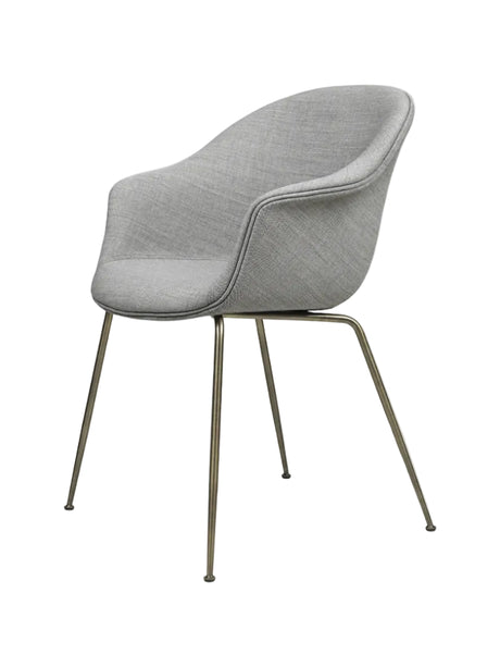 Bat Matstol, helklädd från GUBI - Prisgruppe 1 / Conic base / Black base - Jacobsen Plus