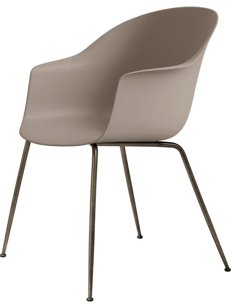 Bat Matbordstol, conic base från GUBI - Black base / Black - Jacobsen Plus
