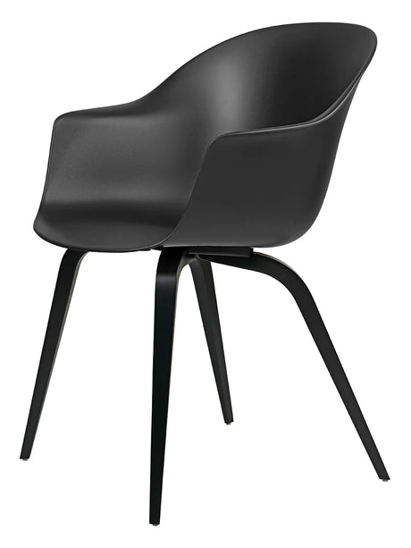 Bat Matstol med träunderrede från GUBI - Black stained beech / Black - Jacobsen Plus