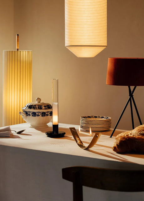 Tripode Bordslampa, röd amber från Santa and Cole - M3 - Jacobsen Plus