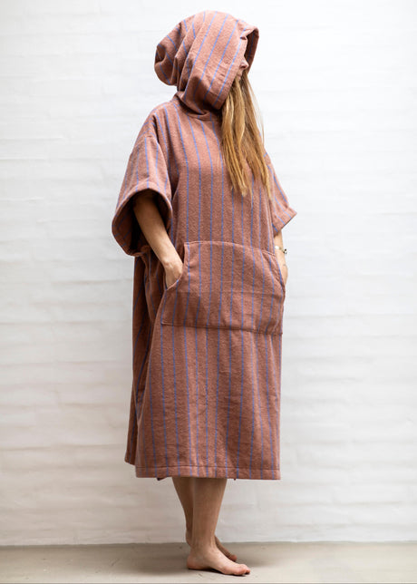 Naram Poncho, kamel & ultramarin från Bongusta - S-M - Jacobsen Plus