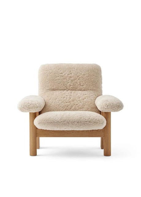 Brasilia Lounge-stol, naturlig ek, fårskinn Nature från Audo Copenhagen - Jacobsen Plus