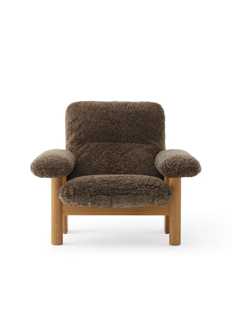 Brasilia Lounge-fåtölj, naturlig ek, fårskinn Root från Audo Copenhagen - Jacobsen Plus