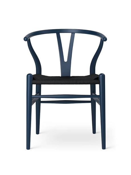 Y-stol CH24 Soft Blue med svart flätning av Hans J. Wegner - Jacobsen Plus