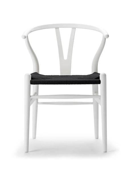 Y-stol CH24 Soft Natural White med svart flätning av Hans J. Wegner - Jacobsen Plus