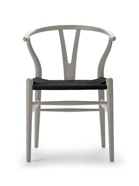 Y-stol CH24 Soft Silver Grey med svart flätning av Hans J. Wegner - Jacobsen Plus