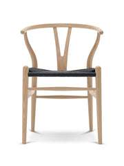 Y-stol CH24, Ek vitoljad med svart flätning av Hans J. Wegner