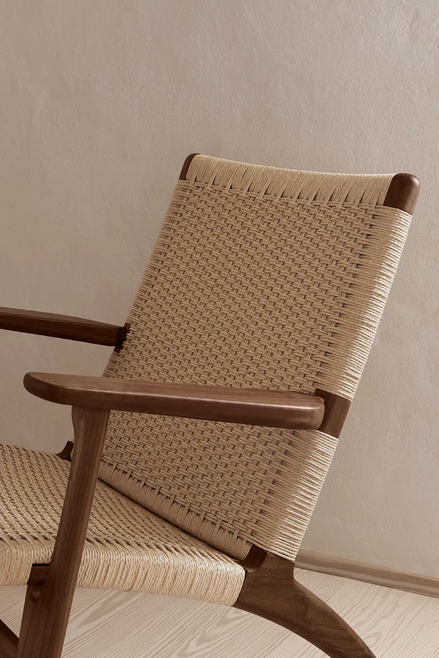 CH25 Loungestol, valnötsolja av Hans J. Wegner