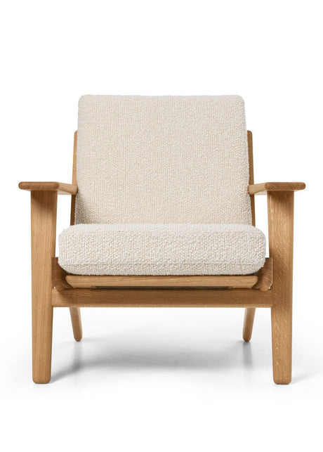 CH290 loungestol av Hans J. Wegner - Oljad eg - Bute Storr 1501 Eggshell - Jacobsen Plus