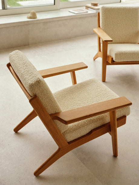 CH290 loungestol av Hans J. Wegner - Oljad eg - Bute Storr 1501 Eggshell - Jacobsen Plus
