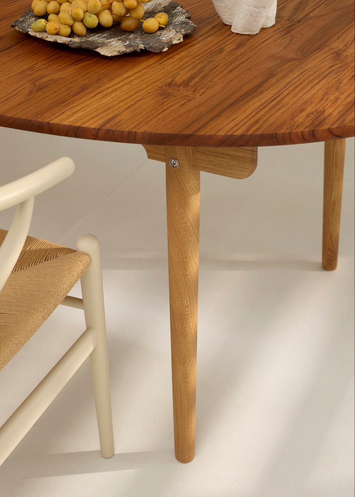 Hans J. Wegner matbordsset, 1 x Special Edition CH338 matbord i Teak/Ek-mix, 6 x Y-stolar CH24 i oljad ek från Carl Hansen & Søn
