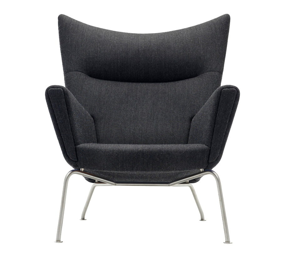 CH445 Wing Chair av Hans J. Wegner - Textil: Fiord 191 - Jacobsen Plus