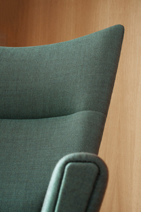 CH445 Wing Chair av Hans J. Wegner - Textil: Mood 2101 - Jacobsen Plus