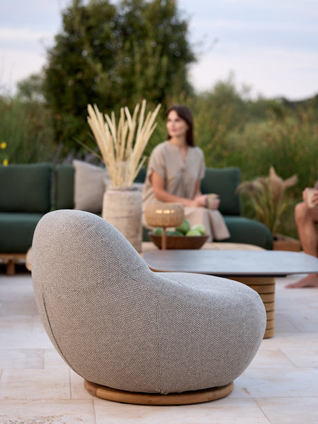 Gem Loungestol med Teak-snurrfot från Cane-line - Sand - Jacobsen Plus