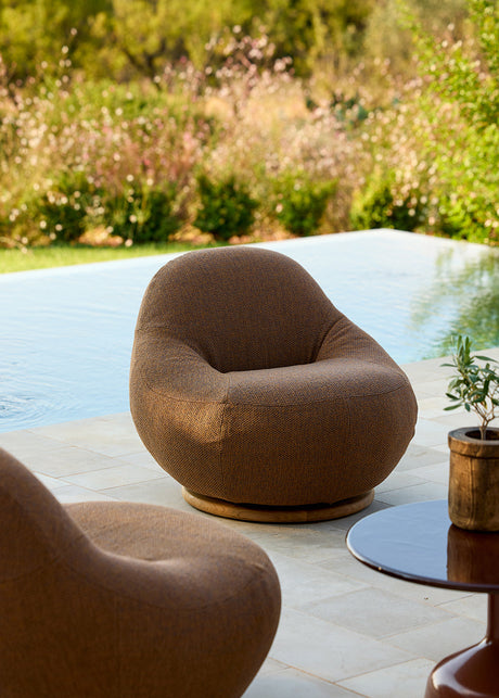 Gem Loungestol med Teak-snurrfot från Cane-line - Sand - Jacobsen Plus