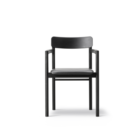 Post Matstol svartlackerad ek, sitsklädd omni 301 svart läder från Fredericia Furniture - 2 - Jacobsen Plus