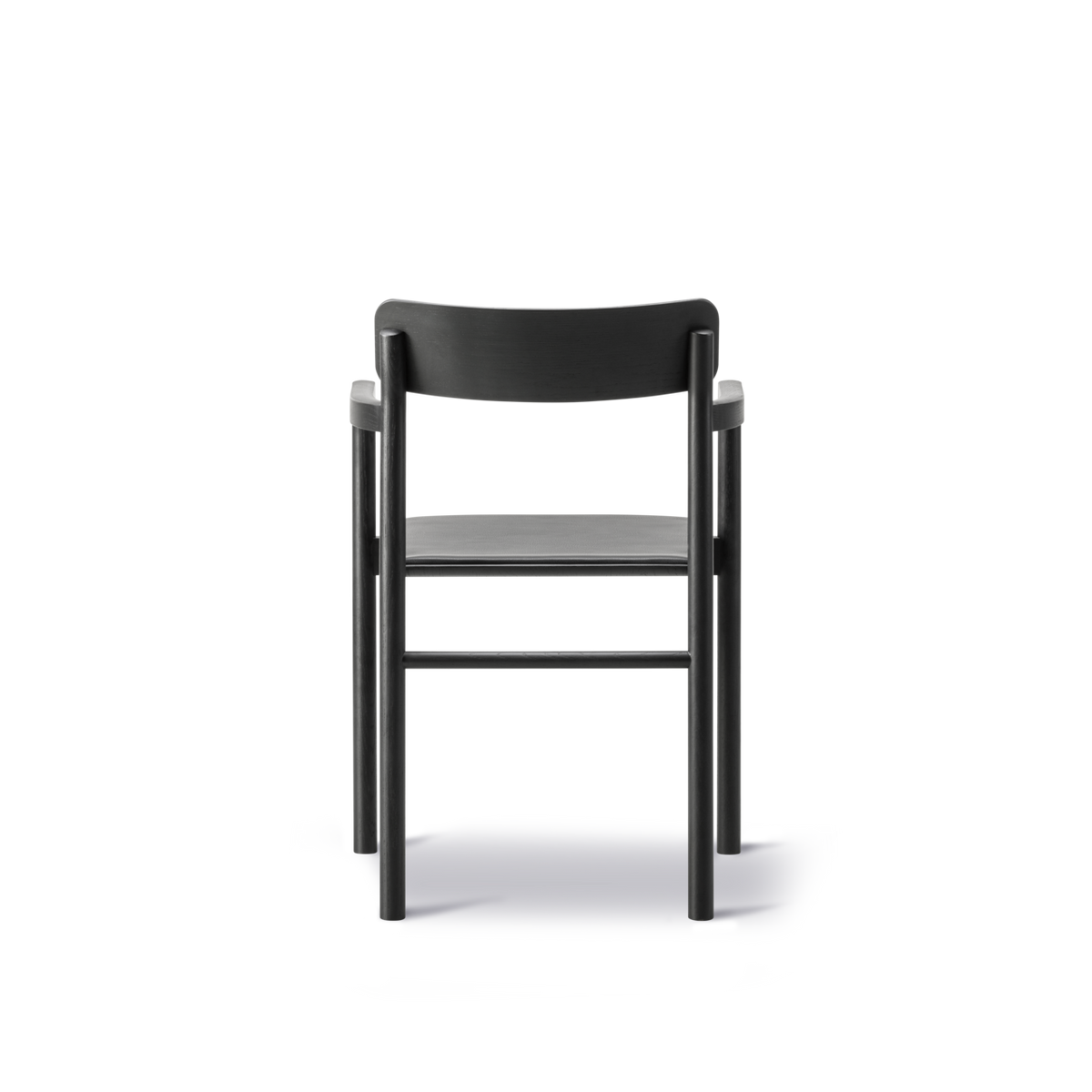 Post Matstol svartlackerad ek, sitsklädd omni 301 svart läder från Fredericia Furniture - 3 - Jacobsen Plus