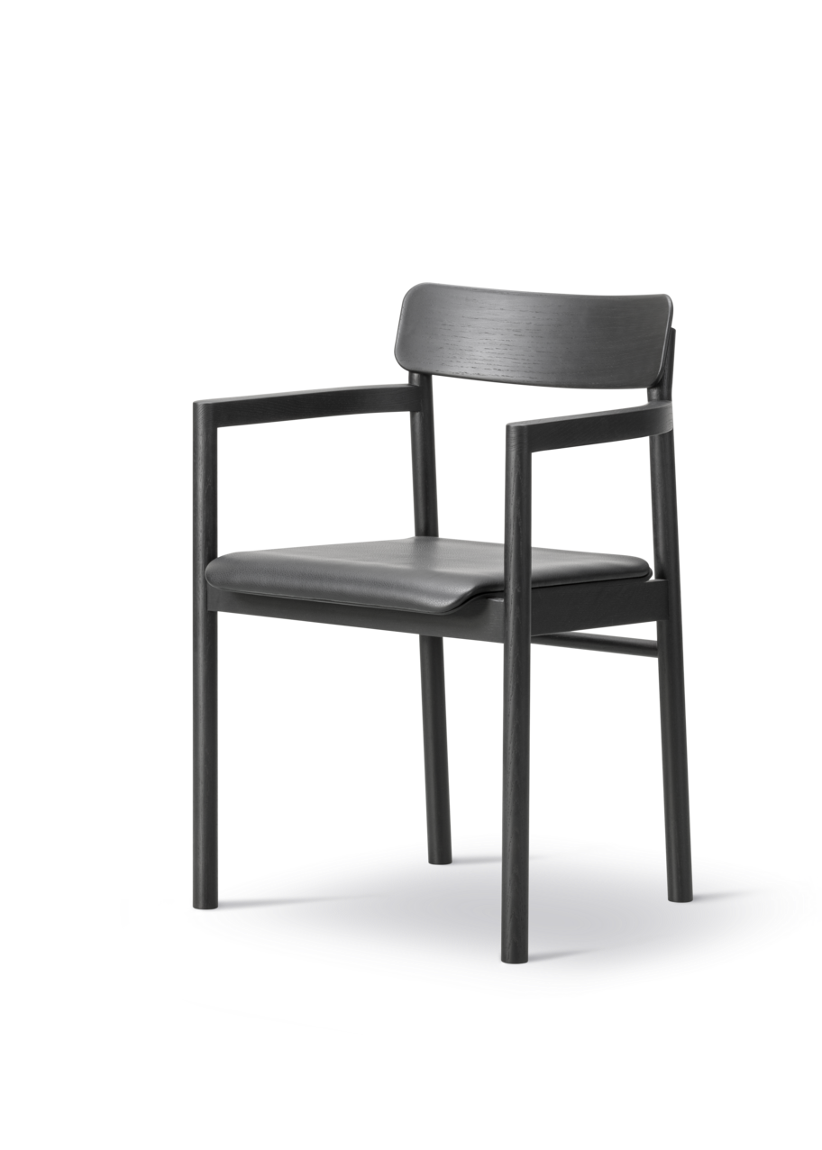 Post Matstol svartlackerad ek, sitsklädd omni 301 svart läder från Fredericia Furniture - 1 - Jacobsen Plus