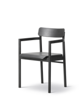 Post Matstol svartlackerad ek, sitsklädd omni 301 svart läder från Fredericia Furniture - 1 - Jacobsen Plus