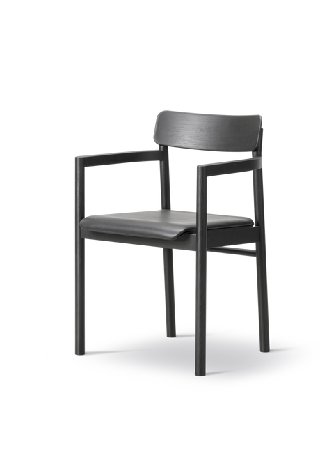 Post Matstol svartlackerad ek, sitsklädd omni 301 svart läder från Fredericia Furniture - Jacobsen Plus