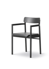 Post Matstol svartlackerad ek, sitsklädd omni 301 svart läder från Fredericia Furniture