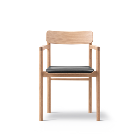 Post Matstol ljusoljad ek, sitsklädd i Max 98 svart läder från Fredericia Furniture - 4 - Jacobsen Plus