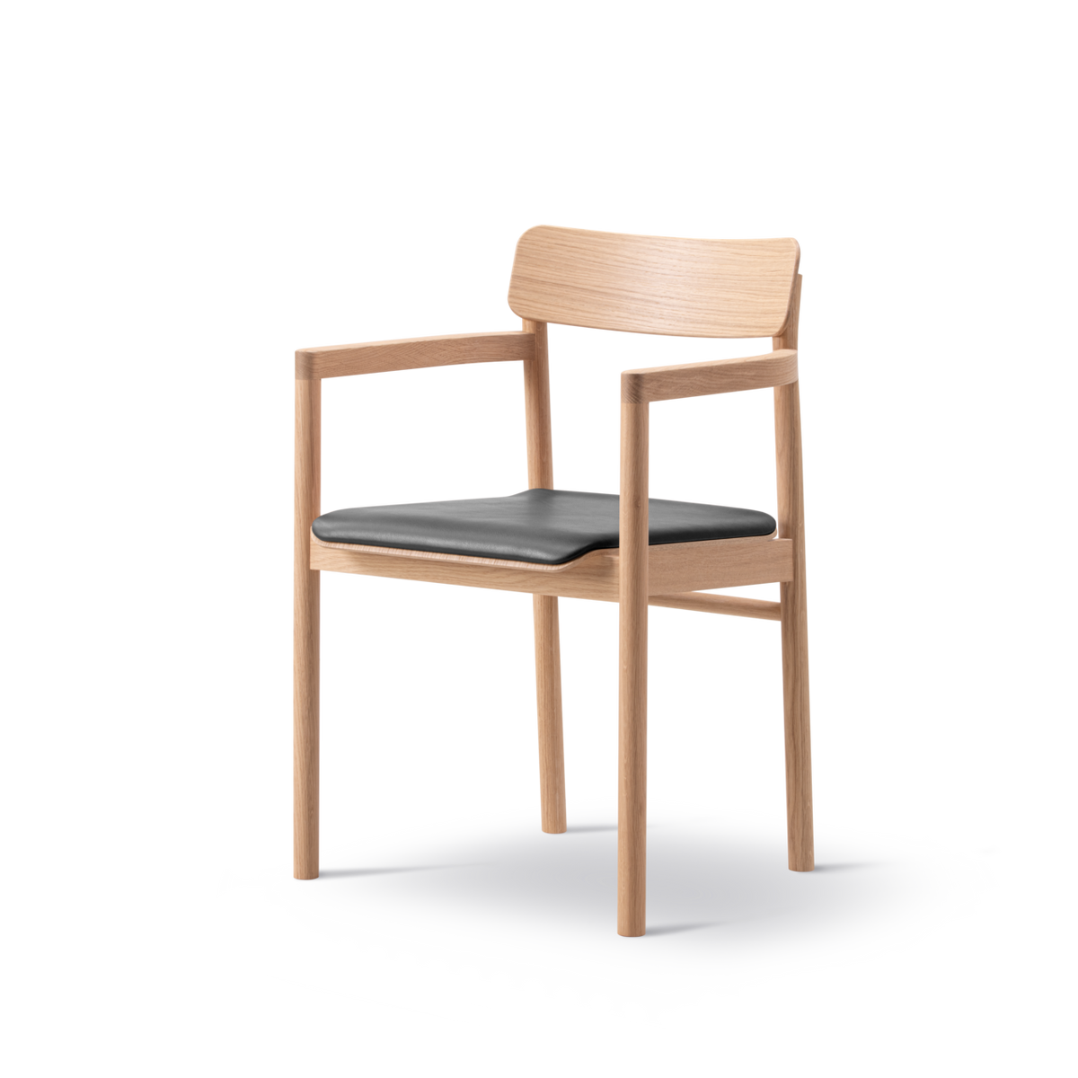 Post Matstol ljusoljad ek, sitsklädd i Max 98 svart läder från Fredericia Furniture - 1 - Jacobsen Plus