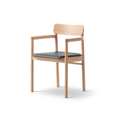 Post Matstol ljusoljad ek, sitsklädd i Max 98 svart läder från Fredericia Furniture - 1 - Jacobsen Plus