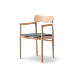 Post Matstol ljusoljad ek, sitsklädd i Max 98 svart läder från Fredericia Furniture