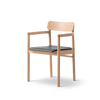 Post Matstol ljusoljad ek, sitsklädd i Max 98 svart läder från Fredericia Furniture