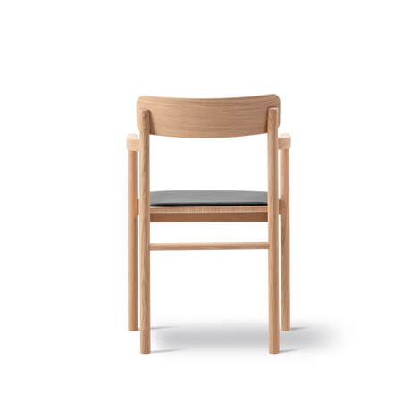 Post Matstol ljusoljad ek, sitsklädd i Max 98 svart läder från Fredericia Furniture - 3 - Jacobsen Plus