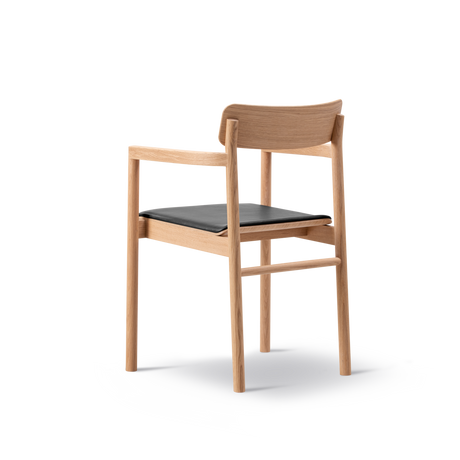 Post Matstol ljusoljad ek, sitsklädd i Max 98 svart läder från Fredericia Furniture - 2 - Jacobsen Plus