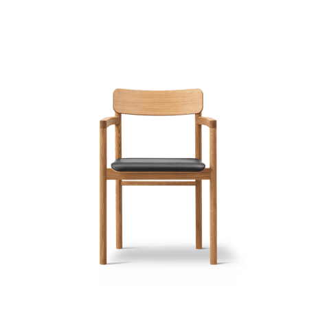 Post Matstol oljad ek, sitsklädd Omni 301 svart läder från Fredericia Furniture - 2 - Jacobsen Plus