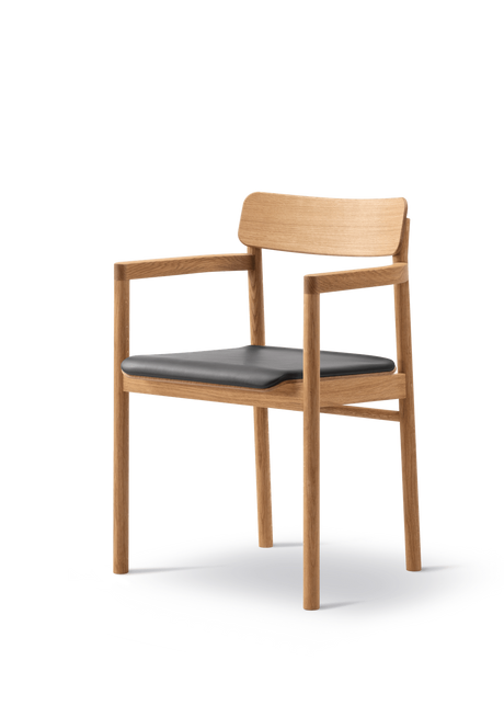 Post Matstol oljad ek, sitsklädd Omni 301 svart läder från Fredericia Furniture - Jacobsen Plus