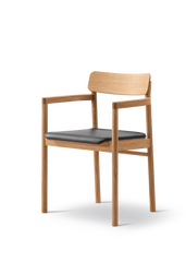 Post Matstol oljad ek, sitsklädd Omni 301 svart läder från Fredericia Furniture