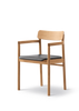 Post Matstol oljad ek, sitsklädd Omni 301 svart läder från Fredericia Furniture