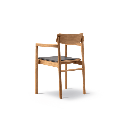 Post Matstol oljad ek, sitsklädd Omni 301 svart läder från Fredericia Furniture - 3 - Jacobsen Plus