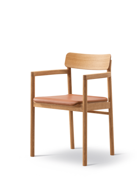 Post Matbordstol oljad ek, sitsklädd i omni 07 cognacsläder från Fredericia Furniture - Jacobsen Plus