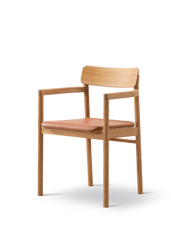Post Matbordstol oljad ek, sitsklädd i omni 07 cognacsläder från Fredericia Furniture