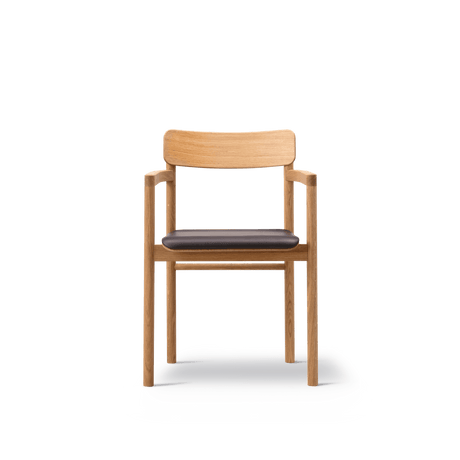 Post Matstol oljad ek, sitsklädd i omni 377 mörkbrunt läder från Fredericia Furniture - 2 - Jacobsen Plus