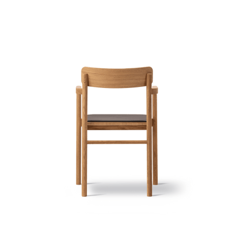 Post Matstol oljad ek, sitsklädd i omni 377 mörkbrunt läder från Fredericia Furniture - 4 - Jacobsen Plus