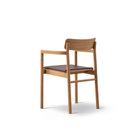 Post Matstol oljad ek, sitsklädd i omni 377 mörkbrunt läder från Fredericia Furniture - 3 - Jacobsen Plus