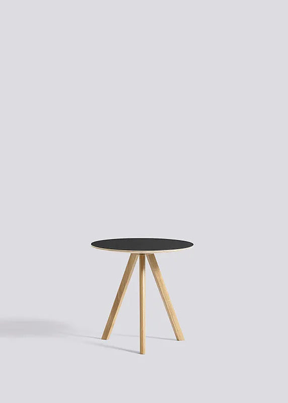 Copenhague CPH20 Soffbord, Ø50 cm från Hay - Lackerad eg / Svart linoleum - Jacobsen Plus