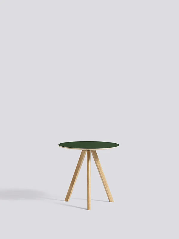 Copenhague CPH20 Soffbord, Ø50 cm från Hay - Lackerad eg / Grön linoleum - Jacobsen Plus